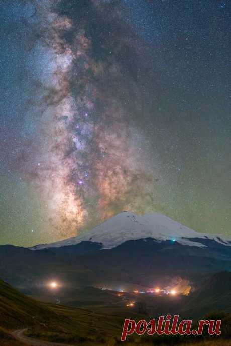 Эльбрус как портал в Млечный путь. Автор фото – Евгений Триско: nat-geo.ru/photo/user/15920/ Доброй ночи.