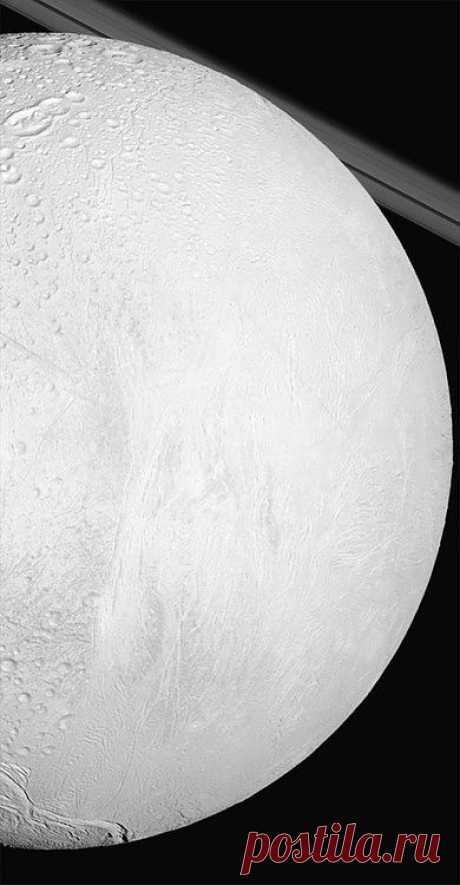 Ледяной спутник Сатурна Энцелад.