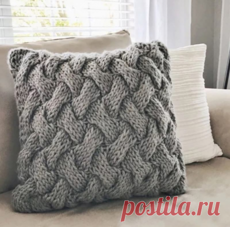 Подушка с узором &quot;плетёнка&quot; спицами - KNITTLY.ART