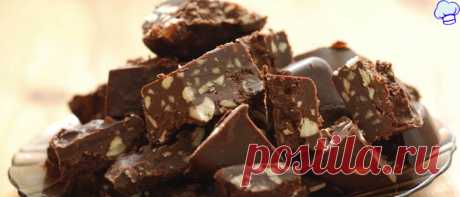 Шоколад домашний Домашний шоколад, рецепты приготовления которого фабрики хранят в секрете, элементарно сделать своими руками. Его можно разнообразить под собственный вкус, добавить любимые продукты в виде начинки, или оставить лакомство в первозданном виде. Главный плюс самодельной сладости – полностью натуральный состав, которым может похвастаться редкий производитель шоколадных плиток.