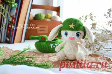 PDF Зайчик Танкист крючком. FREE crochet pattern; Аmigurumi animal patterns. Амигуруми схемы и описания на русском. Вязаные игрушки и поделки своими руками #amimore - зайка в танке, заяц, зайчик к 23 февраля, кролик, зайчонок, крольчонок.