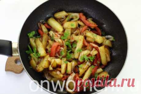 Как пожарить картошку с помидорами и луком: рецепт с фото – готовим за 8 шагов - Onwomen.ru