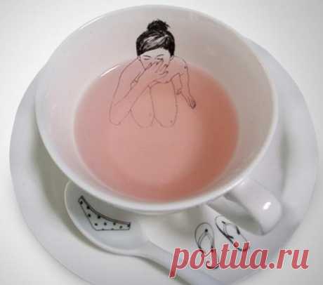 Голландский иллюстратор Esther Horchner «увидел» в чашке чая купающуюся обнаженную женщину, оставившую свою одежду на блюдце и чайной ложке.