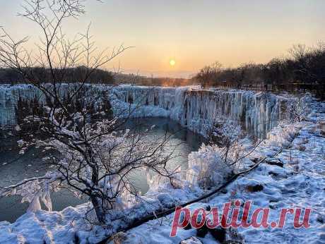 В Китае сняли озеро, которое не замерзает в мороз (фото, видео) - Новости Mail.ru