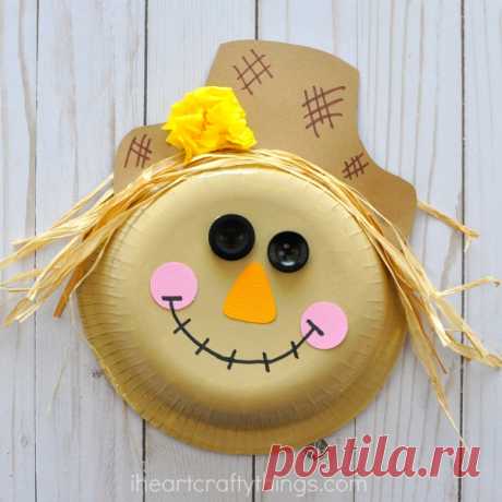 Paper Bowl Scarecrow Craft | I Heart Crafty Things Adorable paper bowl scarecrow craft that is perfect for a fall kids craft and harvest kids craft. Fun fall theme bulletin board ideas for the classroom.
