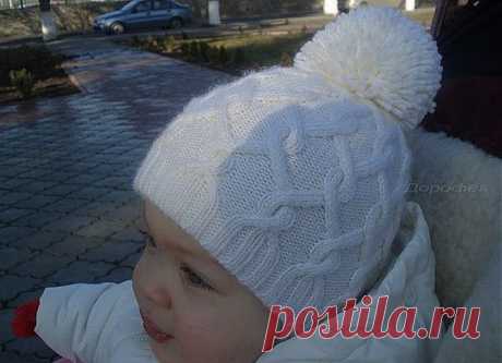 Детская шапка спицами: модель шапочки со спиральными косами