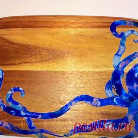 This octopus serving tray by artist @lindaklippensteinart is OUTSTANDING!!!!!🐙🐙🐙👍🏼👍🏼👍🏼👌🏼👌🏼👌🏼❤❤❤ #ArtResin #art #artist #lindanikkelklippenstein #creative #original #practicalart #glossy #shiny #likeglass #artresinisbae #perfectpour #protected #sellectiveembellishment #crystalclear #fun #servingtray #foodsafe #love