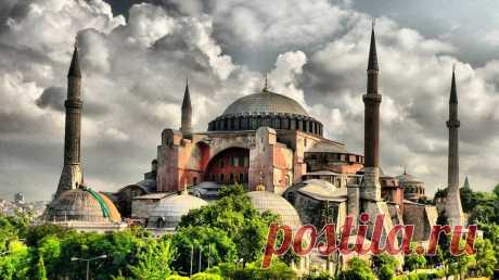 Святая София - собор - мечеть - музей Стамбул для туристов - это дворец Топкапы, бухта Золотой Рог,извилистые улочки Гранд базара и еще десятки колоритных мест. Но все же одну из первых строк в списке cтамбульских достопримечательностей занимает Святая София. Открывшая свои двери для верующих христиан на Рождество 537 года, в XV веке…