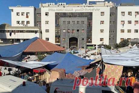 Больнице в секторе Газа пришлось хоронить погибших на своей территории. Окруженная израильскими военными больница «Аш-Шифа» в секторе Газа вынуждена захоронить на своей территории тела как минимум 170 человек, заявил представитель Минздрава Палестины Ашраф Аль-Кудра. По его данным, 170 человек «сейчас хоронят во дворе больницы, превратившейся в братскую могилу».