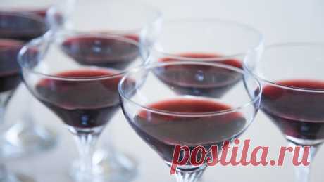 Названа неожиданная польза красного вина при гипертонии Вещество, которое содержится в напитке, помогает вернуть давление в норму. Но чтобы получить нужную дозу, нужно пить по тысяче бутылок в день.