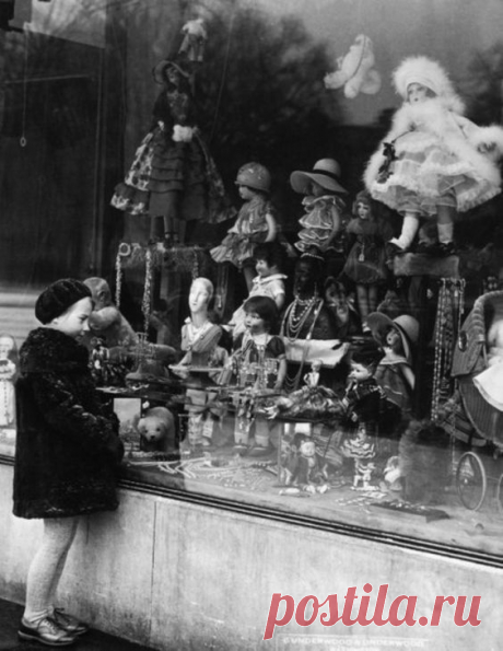 Vintage Photo, Washington, D.C. 1930, Little Girl Window Shopping, Instant Digital Download
