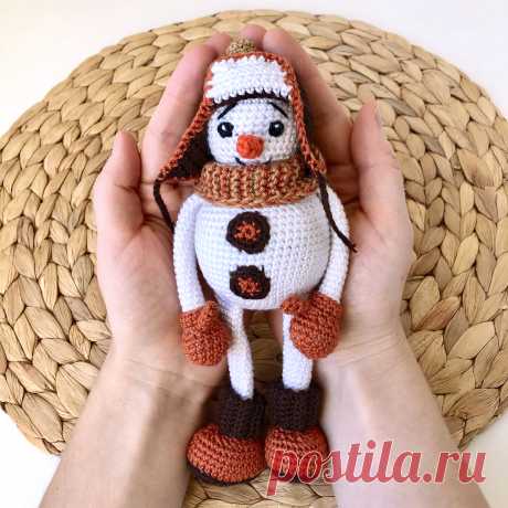 PDF Снеговик в шапке-ушанке крючком. FREE crochet pattern; Аmigurumi doll patterns. Амигуруми схемы и описания на русском. Вязаные игрушки и поделки своими руками #amimore - снеговик, Новый год, снеговичок.