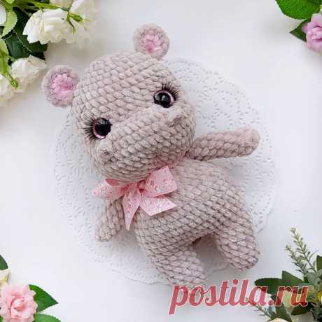 PDF Бегемотик с бантом крючком. FREE crochet pattern; Аmigurumi animal patterns. Амигуруми схемы и описания на русском. Вязаные игрушки и поделки своими руками #amimore - бегемот из плюшевой пряжи, плюшевый бегемотик.