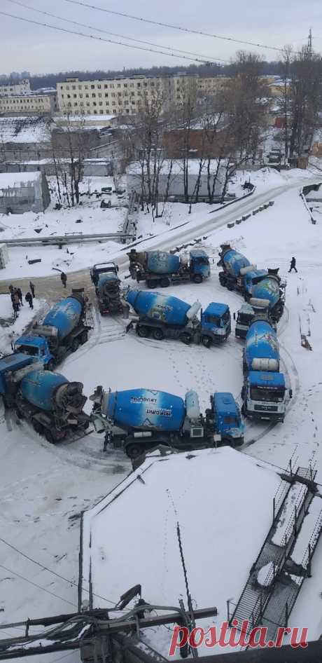 Фото дня: водители бетономешалок выстроили машины в виде восьмерки, чтобы поздравить женщин с 8 марта