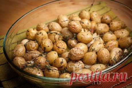Рецепт: Картофель, запеченный в духовке с чесноком и травами