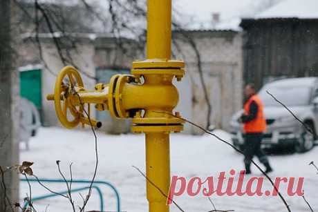 В российском городе установили взрывоопасную скульптуру. В Верхнеуральске установили на задвижку газопровода двухметровую скульптуру мяча. Она может стать резервуаром для скопления газа в случае утечки. По словам чиновников, мяч не герметичен, поэтому оборудование всегда доступно для проверки. Начальник газового участка оставался в неведении насчет взрывоопасной скульптуры.