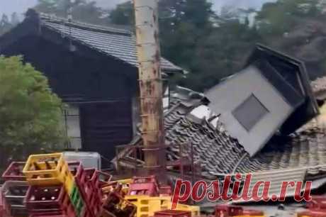 Тела двух жителей Японии обнаружили под завалами после серии землетрясений. Тела погибших нашли в префектуре Исикава.