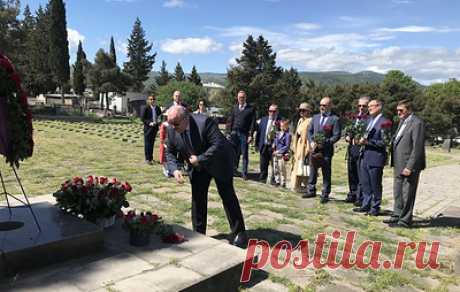 В Тбилиси российские дипломаты почтили память погибших в Великой Отечественной войне. Они посетили мемориал павших воинов на Кукийском кладбище