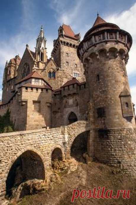 Die Burg Kreuzenstein war eine mittelalterliche Burganlage bei Leobendorf in Niederösterreich...