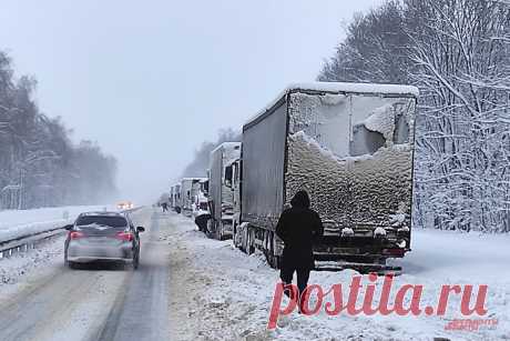 40 км за двое суток. К чему привели снегопады и закрытие трасс в Поволжье. Снегопады привели к закрытию трасс и параличу доставки товаров.