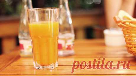 Если вы чувствуете себя сонным и вялым, то вам стоит выпить стакан апельсинового сока. Благодаря содержащимся в нем флавоноидам, сок заставляет мозг работать активнее.