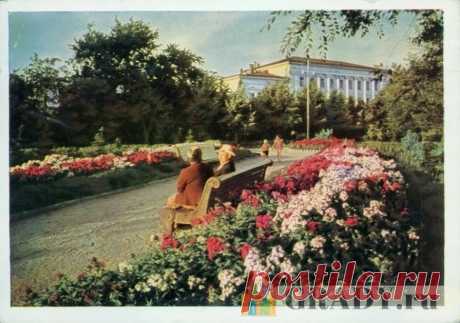 Ульяновск, Россия - Сквер около здания библиотеки им. В. И. Ленина - 1964-й год - г3400 | GRADY.ru