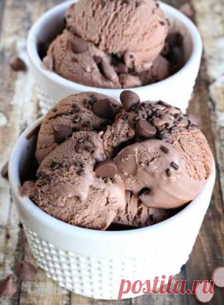 Double Chocolate, dairy-free ice cream, made with only 4 ingredients. A rich chocolate, almond milk ice cream recipe for those avoiding dairy. Dairy Free Chocolate Ice Cream, with only 4 ingredients. Homemade almond milk ice cream, that's a dairy free chocolate ice cream recipe.