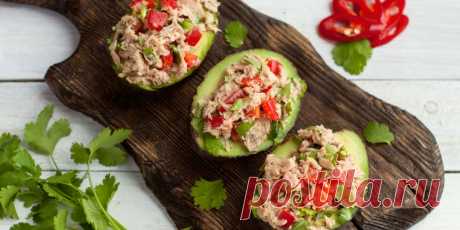 Фаршированное авокадо с тунцом и болгарским перцем: рецепт закуски - Лайфхакер