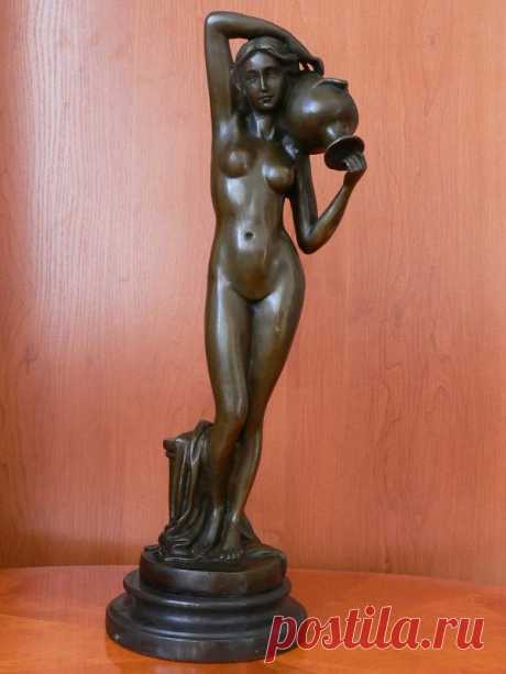 Скульптура «Женщина с кувшином»