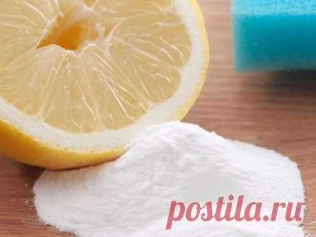 Удалить неприглядные пятна от пота с одежды можно с помощью лимонного сока или пищевой соды.