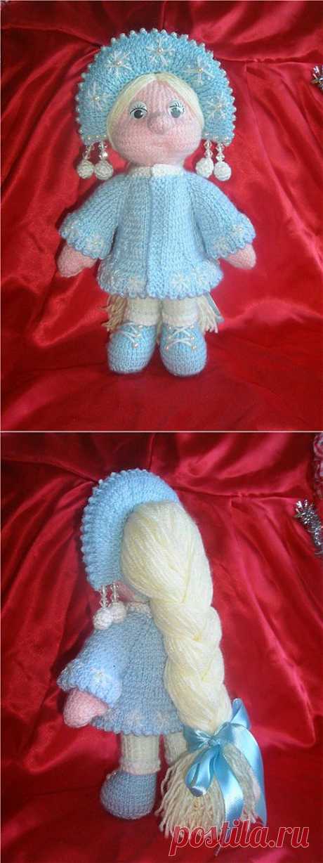 Вязаная куколка Снегурочка.Эта чудная Снегурочка будет замечательным новогодним подарком для маленькой принцессы.