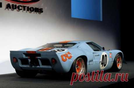 Самый дорогой американский автомобиль (33 фото) | Чёрт побери Этот Ford GT40 Gulf/Mirage Lightweight Racing Car 1968 года был недавно продан за ошеломляющие $11 миллионов в Калифорнии (тем самым он стал самым дорогим из американских авто, когда-либо продаваемых на аукционах). Автомобиль использовался в гонках и в 1971 он был сдан в аренду Стиву Маккуину (Steve McQueen), чтобы быть снятым в голливудском фильме Ле-Ман (Le Mans).
