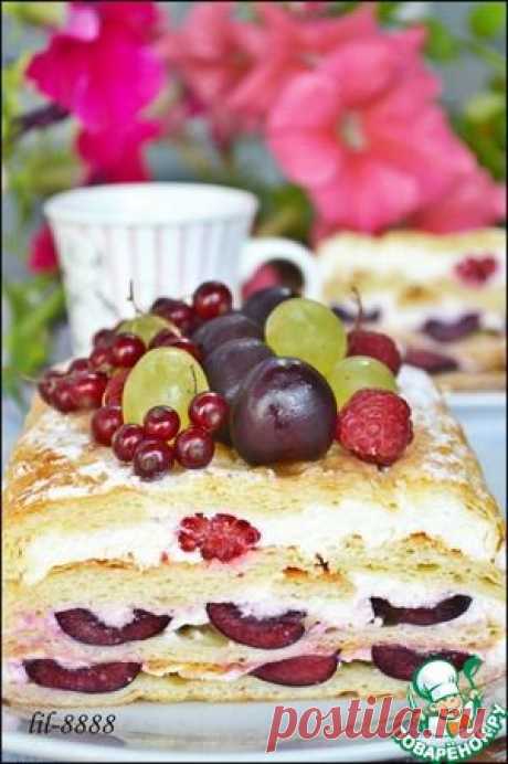 Торт из слоеного теста с творожным кремом и ягодами - кулинарный рецепт
