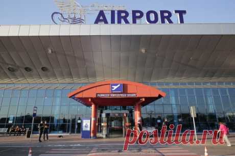 Пограничники в аэропорту Кишинева начали пропускать делегатов «Победы». Делегаты пробыли в аэропорту около трех часов.
