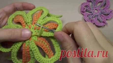Процесс вязания двухцветного цветка крючком. Уроки вязания.
