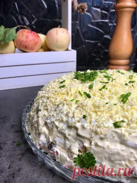 Салат с копченой курицей и грибами