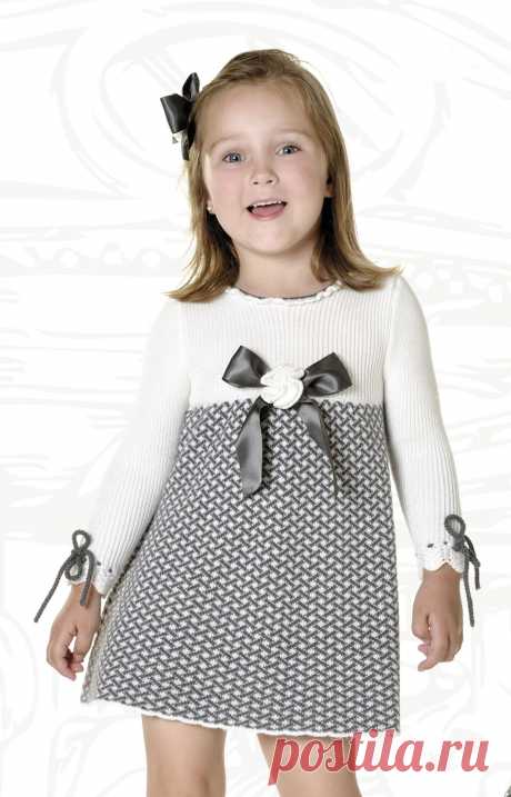 Для юных модниц (2-3 г. и 4-5 лет): платье спицами от Carmen Taberner.