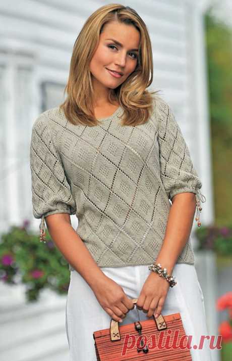 Бежевый пуловер с ромбами.
Размеры: S(M)L(XL). Размеры готового изделия: окружность талии 82 (90) 98 (107) см, длина 53 (55) 57 (59) см.