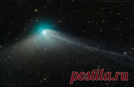 Появление около Земли редкой «зеленой кометы». Фотогалерея. Нажмите на картинку, чтобы увидеть больше фотографий. Астрономы открыли комету C/2022 E3 (ZTF) в начале марта 2022 года. 1 февраля она прошла на минимальном от Земли расстоянии — 42 млн км. Отличить ее от звезд на ночном небе можно было по наличию хвоста и зеленоватому свечению ее оболочки. Последний раз эту комету можно было видеть с Земли в каменном веке, около 50 тыс. лет назад.