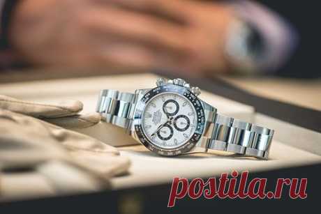 У мэра российского города заметили похожие на Rolex за 10 миллионов рублей часы. Журналисты заметили у мэра Канска Андрея Береснева часы, которые похожи на аналогичный аксессуар из ассортимента люксового бренда Rolex. На размещенных кадрах глава города запечатлен с золотыми часами с белым циферблатом. При этом часы упомянутой марки модели Oyester стоят почти 10 миллионов рублей.