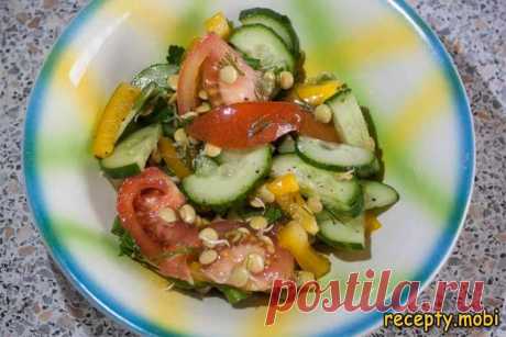 Салат из свежих овощей и пророщенной чечевицы