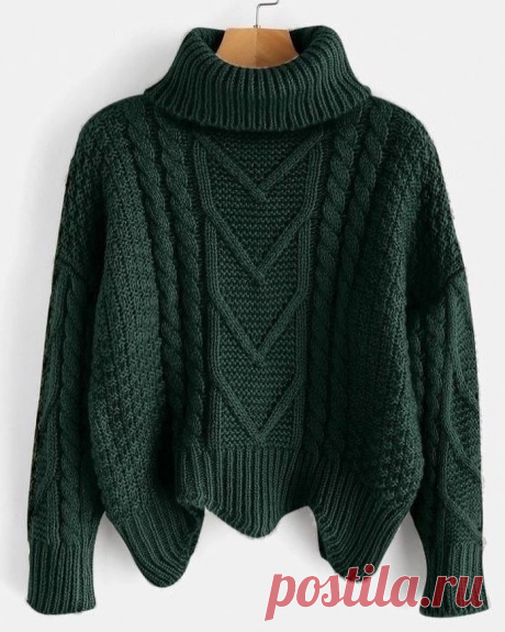 Шикарный теплый свитер темно-зеленого цвета из толстой пряжи.
