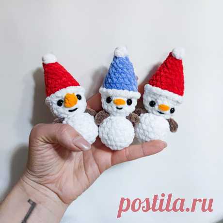 PDF Снеговичок крючком. FREE crochet pattern; Аmigurumi toy patterns. Амигуруми схемы и описания на русском. Вязаные игрушки и поделки своими руками #amimore - плюшевый снеговик к Новому году, новогодний снеговичок в шапочке, маленькие снеговички из плюшевой пряжи.