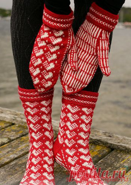 Вязаные носки и варежки «Holiday Hearts»