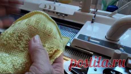 Более упрощённый способ вязания платочной вязки и рельефных узоров на вязальных машинах.
