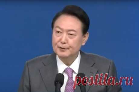 На Украину прибыл с неожиданным визитом президент Южной Кореи. В рамках визита запланирована встреча южнокорейского лидера с украинским президентом Зеленским.