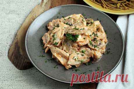 Hühnchen Stroganoff - Rezept Hühnchen Stroganoff ist nicht das Original, aber ebenfalls köstlich. Das Rezept ist einfach, lässt sich gut vorbereiten und schmeckt auch Gästen.