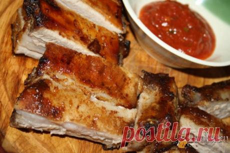 Запеченные ароматные свиные ребрышки.