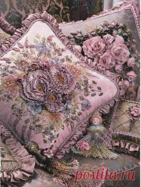 Маленькие подушечки - это талисман любви между супругами, но не только.