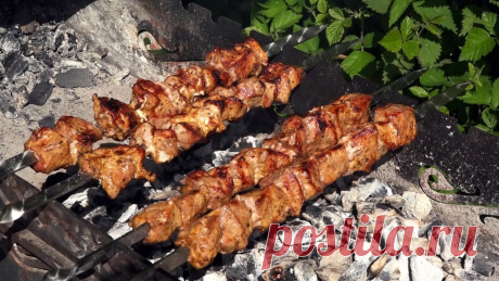 Сочнейший шашлык на кипятке - секрет от узбека знающего свое дело Существуют десятки маринадов шашлыка, которые позволяют сделать его вкус особенным и непривычным. Если обычный шашлык уже приелся, и хочется сделать мясо более сочным, причем времени на его настаивание на маринаде нет, то можно поэкспериментировать и попробовать маринование на кипятке. Этим